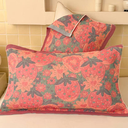 Couette en gaze douce à trois couches avec motif fraise