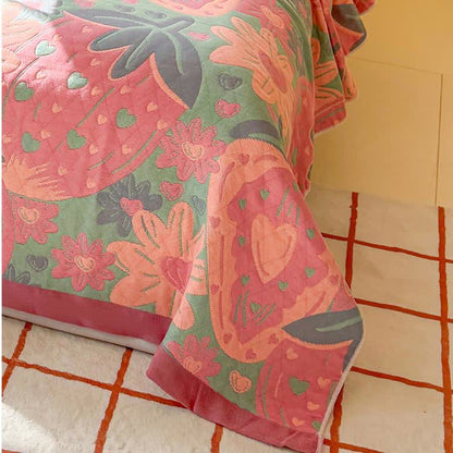 Couette en gaze douce à trois couches avec motif fraise