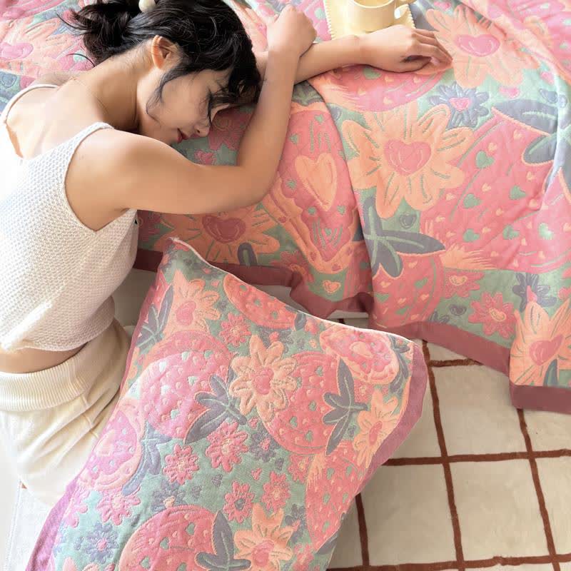 Couette en gaze douce à trois couches avec motif fraise
