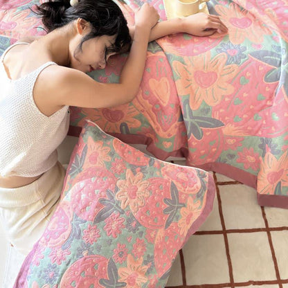 Couette en gaze douce à trois couches avec motif fraise