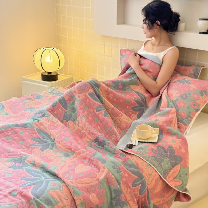 Couette en gaze douce à trois couches avec motif fraise