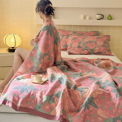 Couette en gaze douce à trois couches avec motif fraise