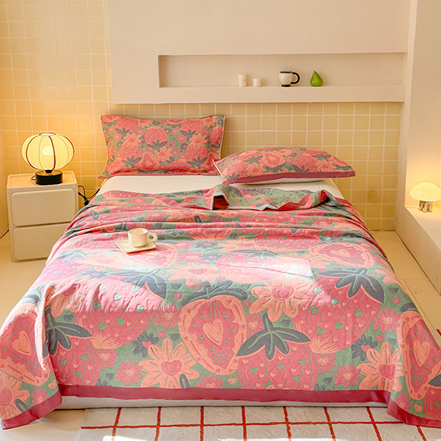 Couette en gaze douce à trois couches avec motif fraise