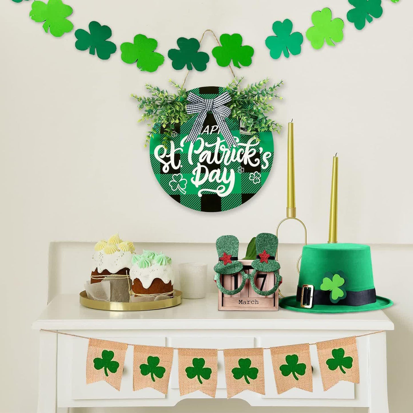Décoration de porte créative pour la Saint-Patrick avec des feuilles vertes