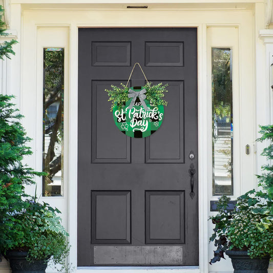 Décoration de porte créative pour la Saint-Patrick avec des feuilles vertes