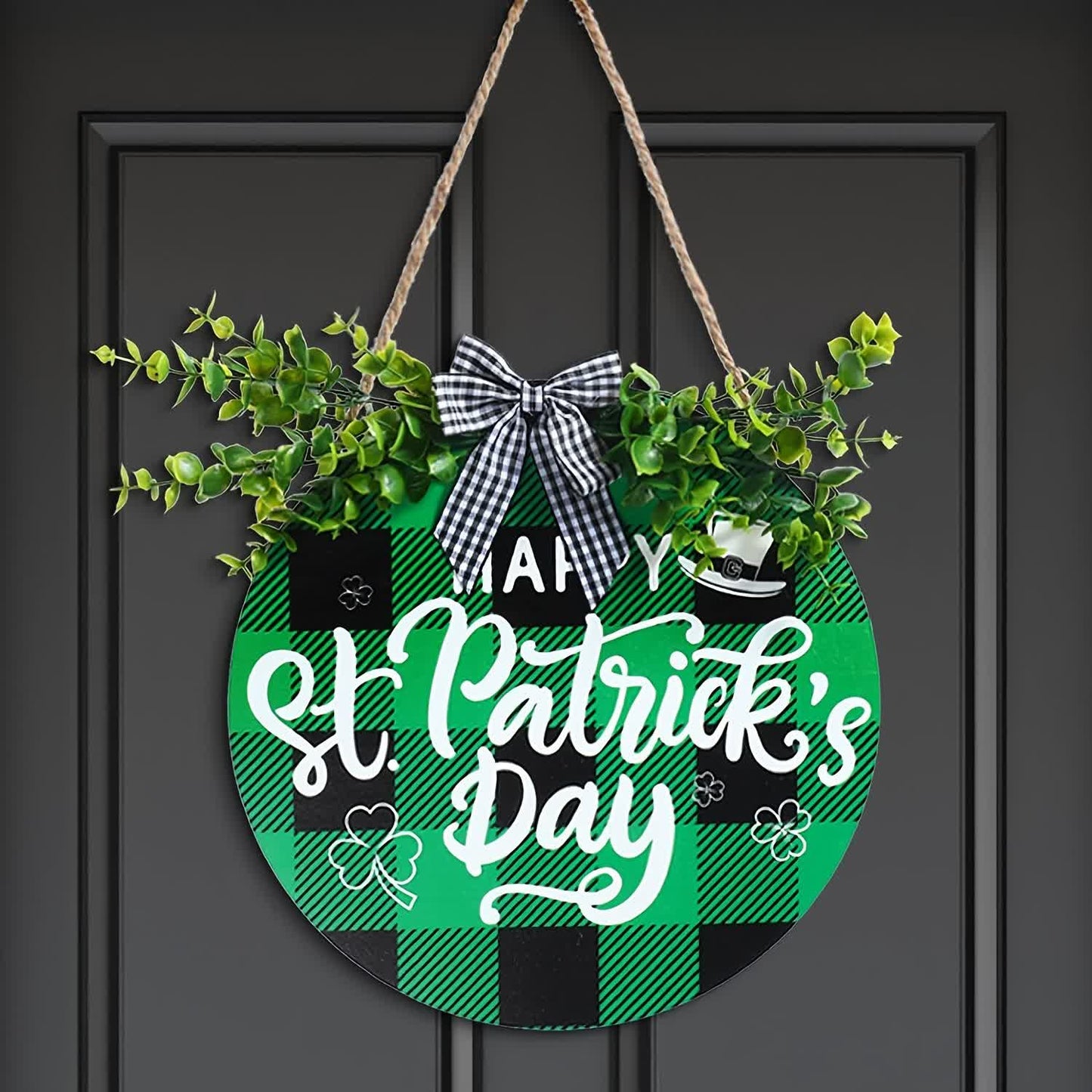 Décoration de porte créative pour la Saint-Patrick avec des feuilles vertes