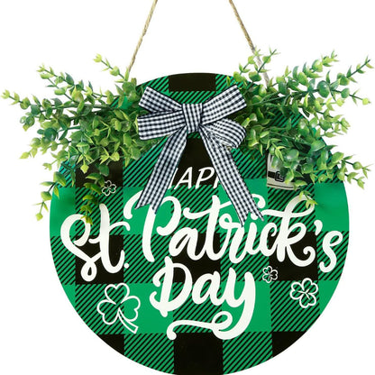 Décoration de porte créative pour la Saint-Patrick avec des feuilles vertes