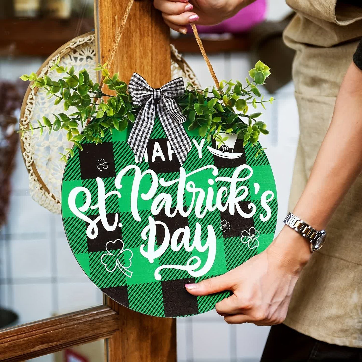 Décoration de porte créative pour la Saint-Patrick avec des feuilles vertes