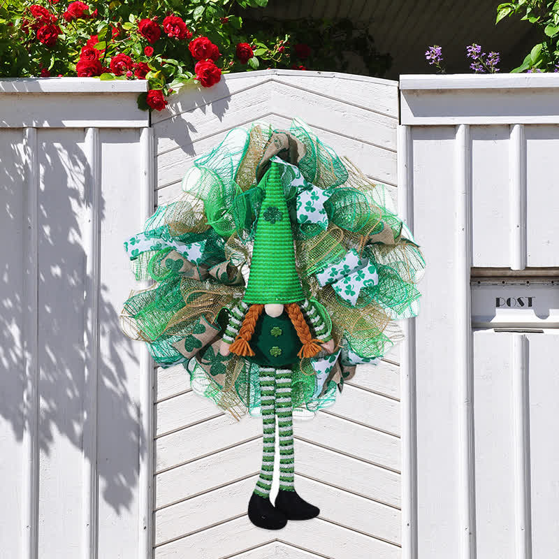 Couronne de poupée en trèfle créative comme décoration de porte