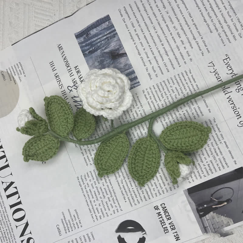 Bouquet de branches de fleurs de camélia tricoté à la main au crochet