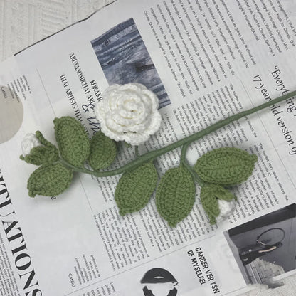 Bouquet de branches de fleurs de camélia tricoté à la main au crochet