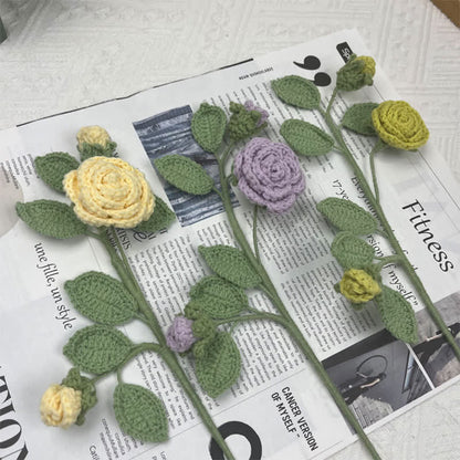 Bouquet de branches de fleurs de camélia tricoté à la main au crochet