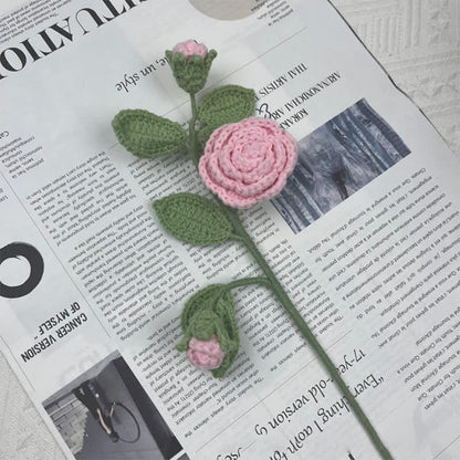 Bouquet de branches de fleurs de camélia tricoté à la main au crochet