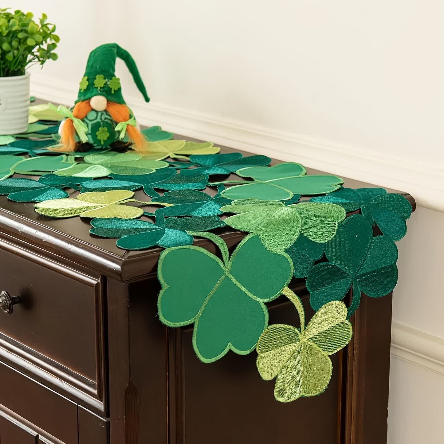 Chemin de table avec motif trèfle brodé