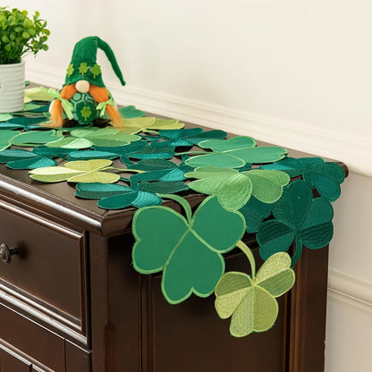 Chemin de table avec motif trèfle brodé