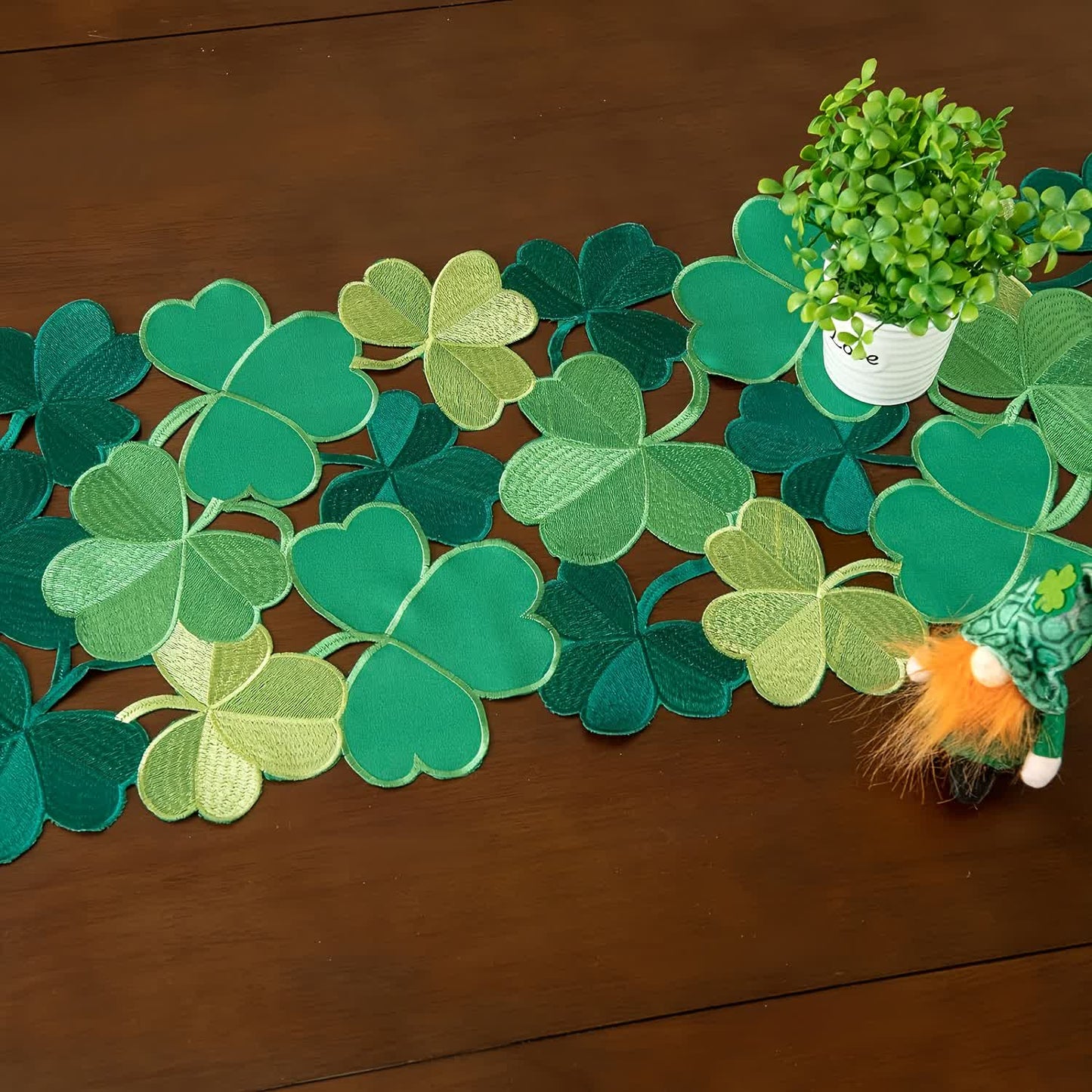 Chemin de table avec motif trèfle brodé
