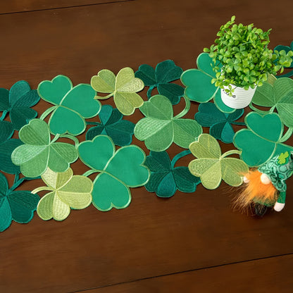 Chemin de table avec motif trèfle brodé