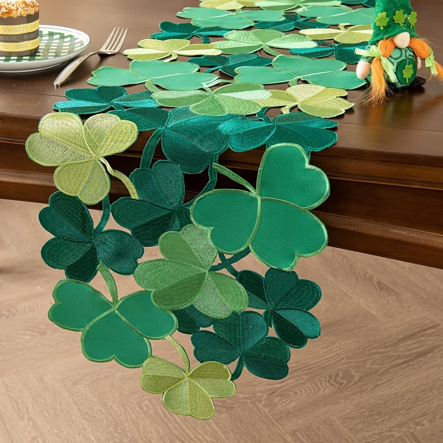 Chemin de table avec motif trèfle brodé