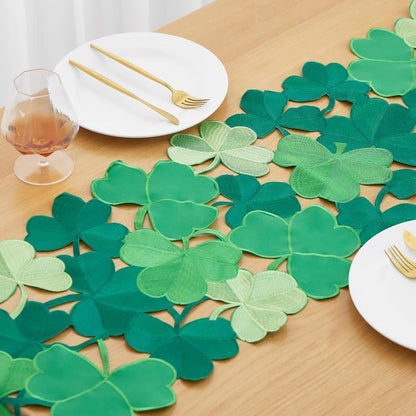 Chemin de table avec motif trèfle brodé