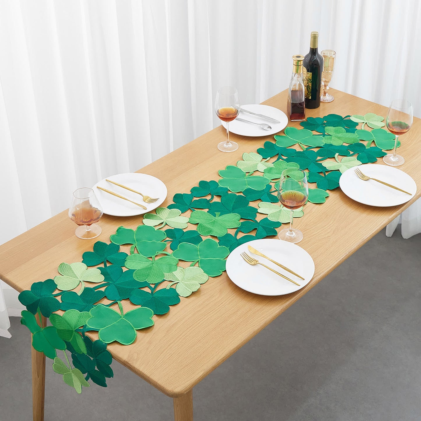 Chemin de table avec motif trèfle brodé