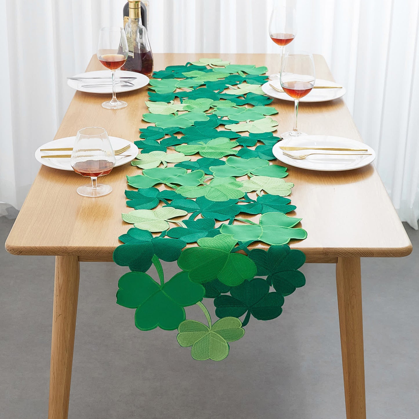Chemin de table avec motif trèfle brodé