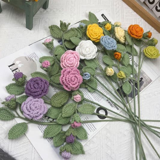 Bouquet de branches de fleurs de camélia tricoté à la main au crochet