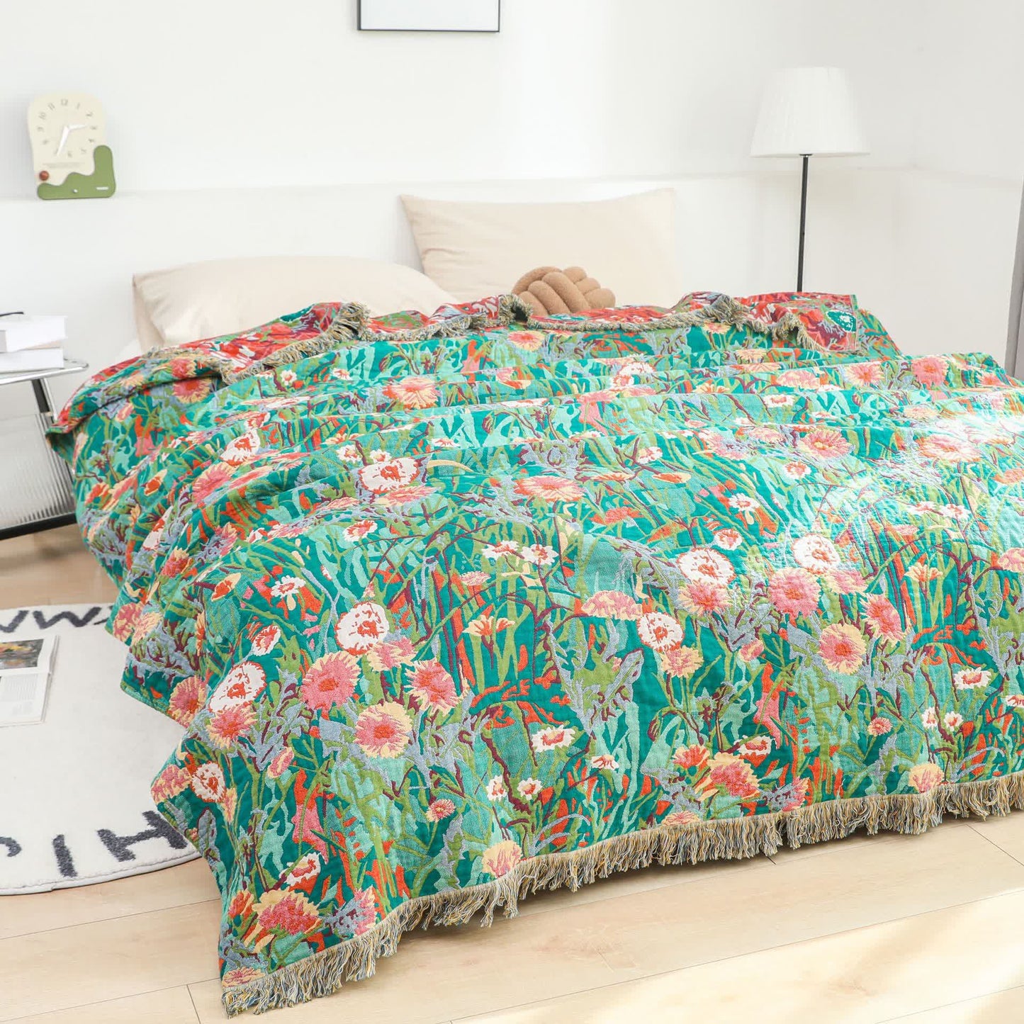 Couverture réversible en gaze de coton à motif floral et pompons