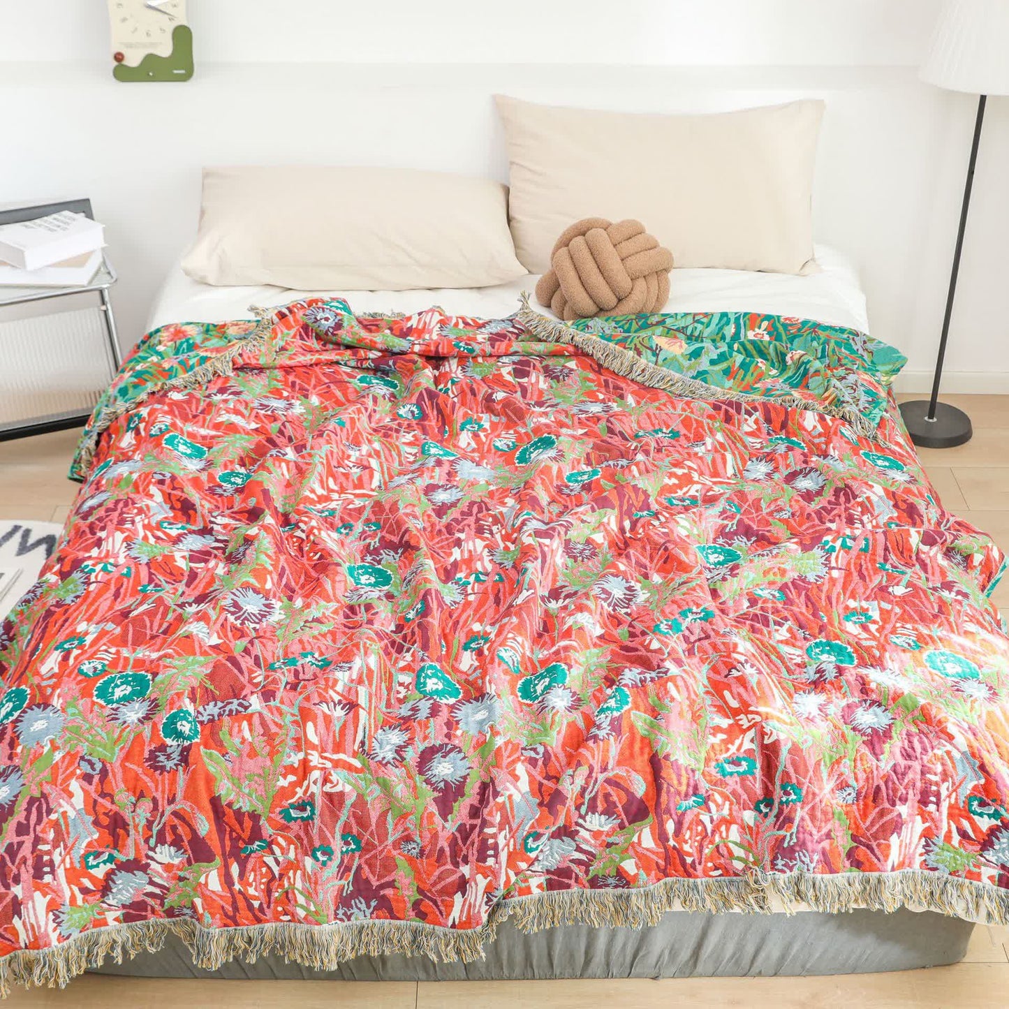 Couette réversible en gaze de coton à motif floral et pompons