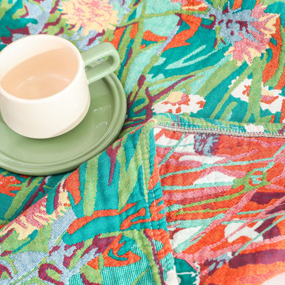 Couverture réversible en gaze de coton à motif floral et pompons