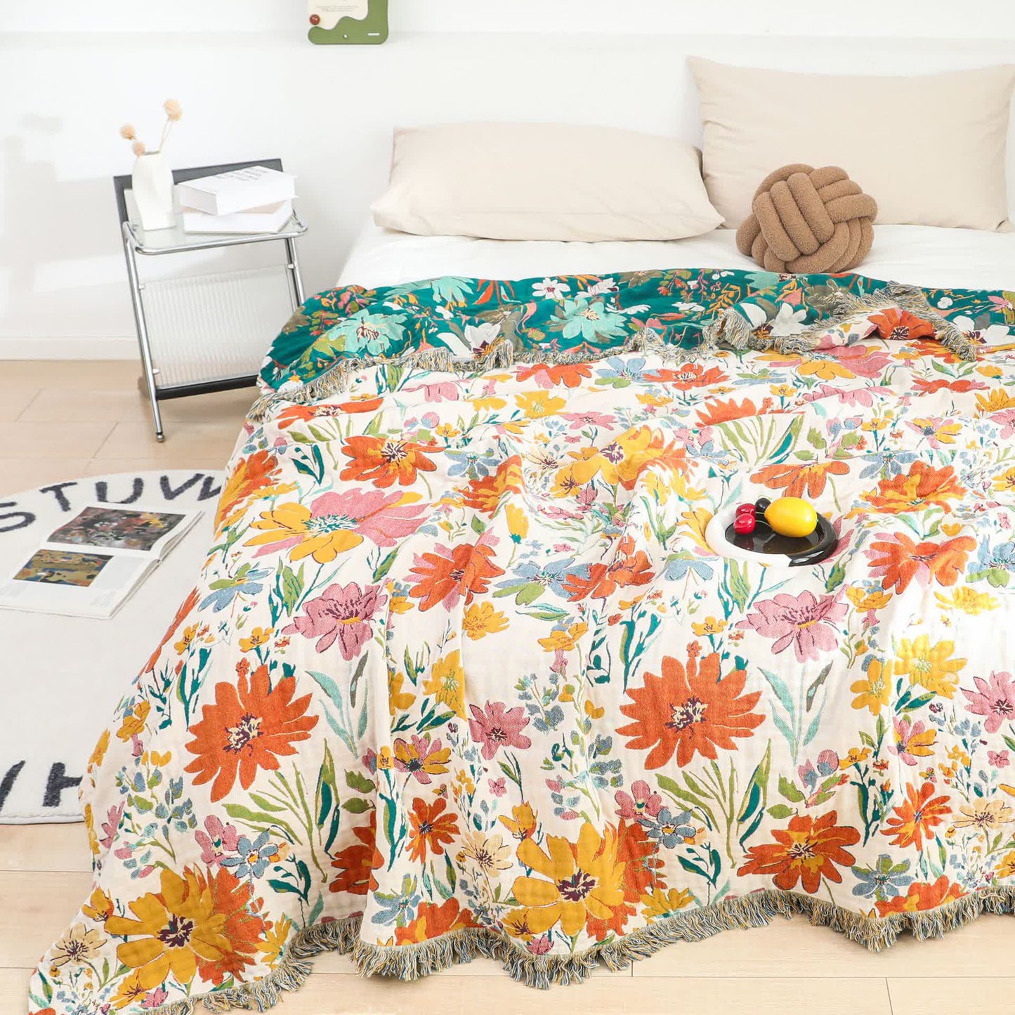 Couverture réversible en gaze de coton avec pompons et motif floral lumineux