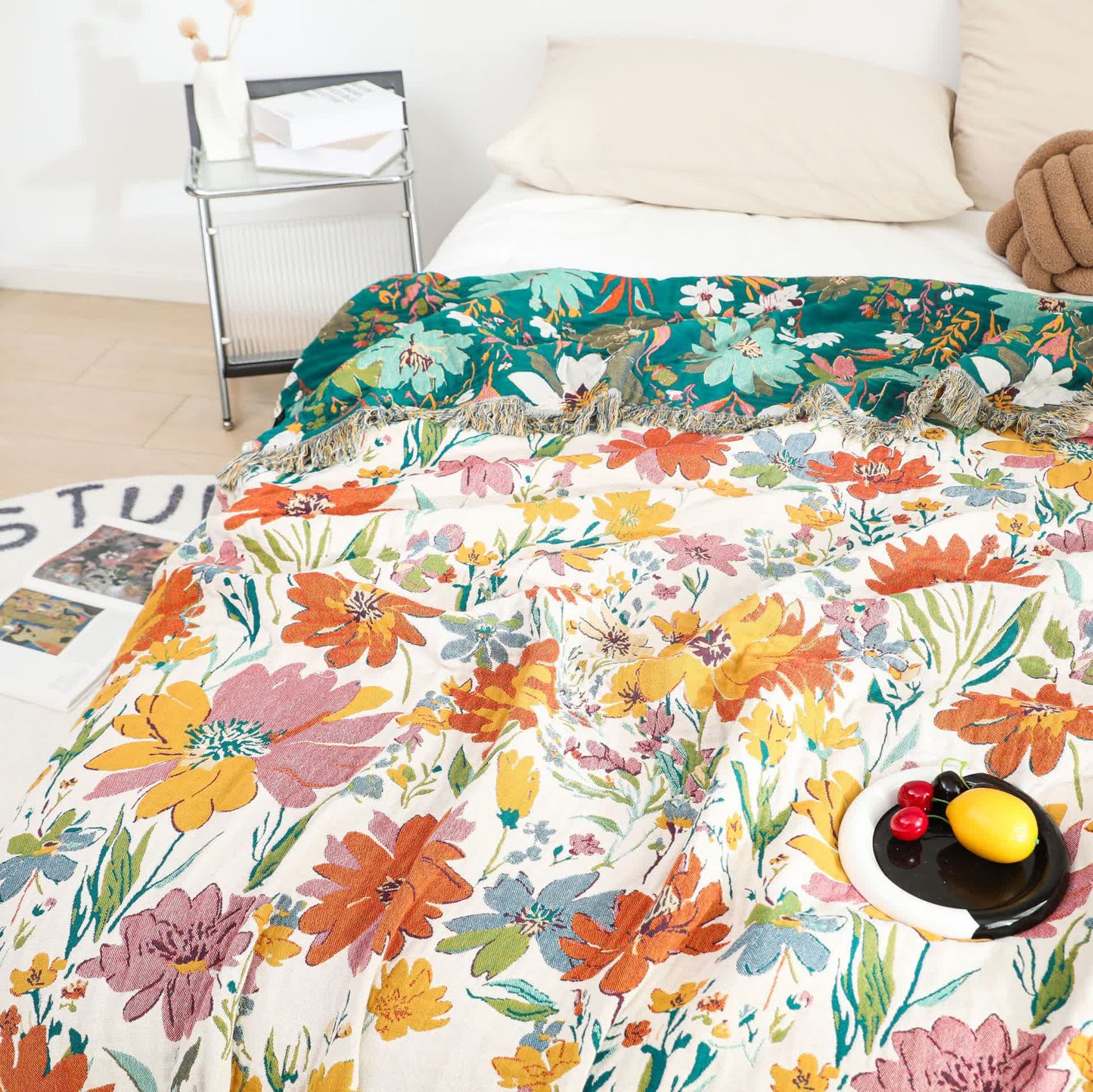 Couverture réversible en gaze de coton avec pompons et motif floral lumineux