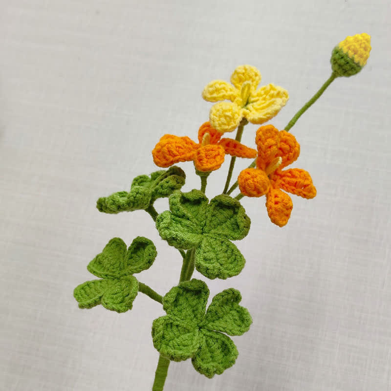 Bouquet de trèfles tricoté et crocheté à la main