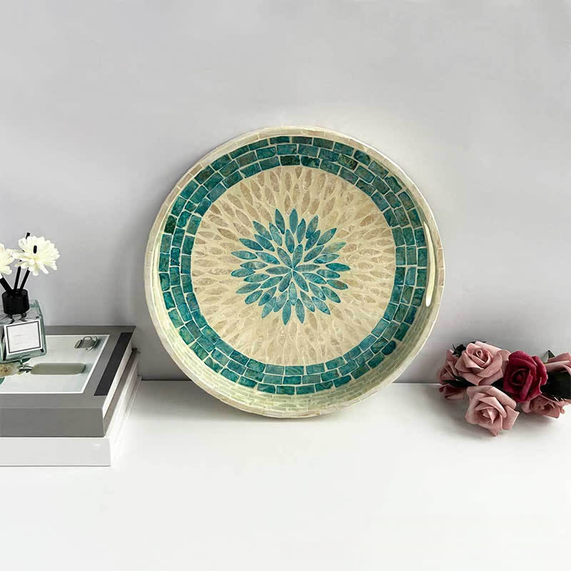 Plateau de fruits fait main avec des coquillages colorés