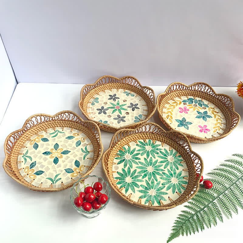 Panier de rangement en rotin coloré avec coquillages