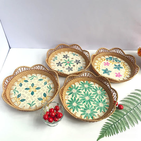 Panier de rangement en rotin coloré avec coquillages