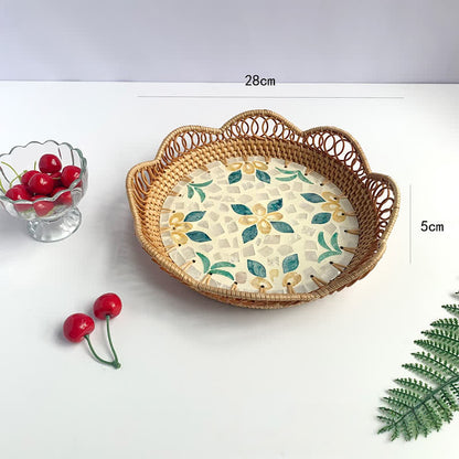 Panier de rangement en rotin coloré avec coquillages