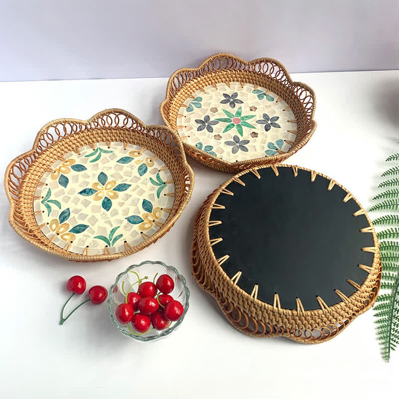 Panier de rangement en rotin coloré avec coquillages