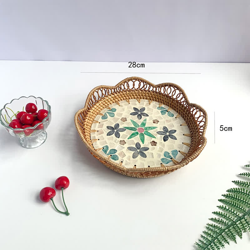 Panier de rangement en rotin coloré avec coquillages