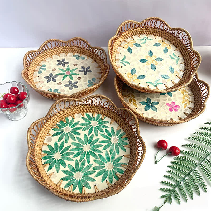 Panier de rangement en rotin coloré avec coquillages