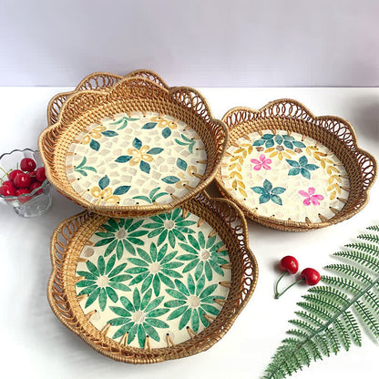 Panier de rangement en rotin coloré avec coquillages