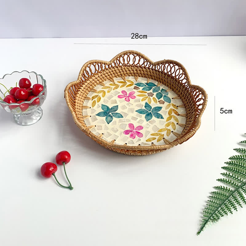 Panier de rangement en rotin coloré avec coquillages
