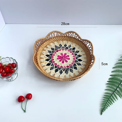 Panier de rangement en rotin coloré avec coquillages