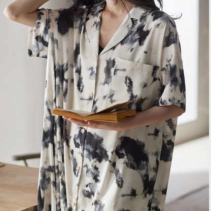 Chemise de nuit en satin de soie avec décolleté à revers