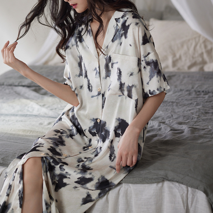 Chemise de nuit en satin de soie avec décolleté à revers