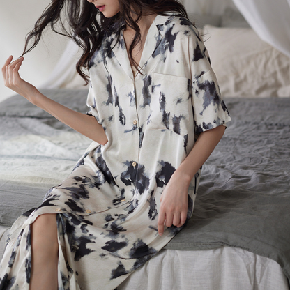 Chemise de nuit en satin de soie avec décolleté à revers