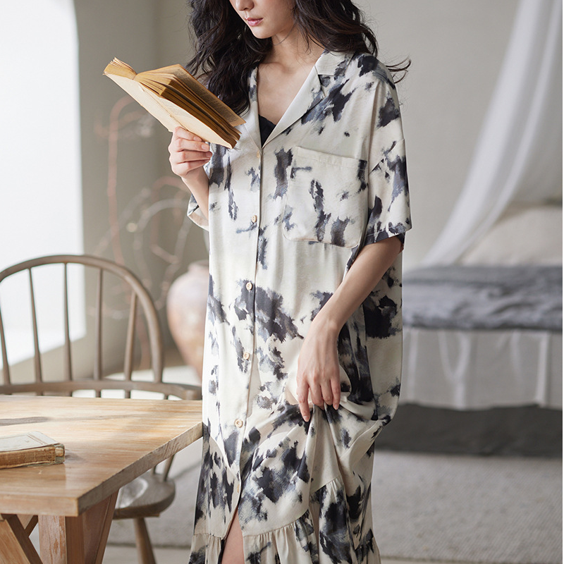 Chemise de nuit en satin de soie avec décolleté à revers