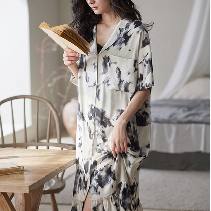 Chemise de nuit en satin de soie avec décolleté à revers