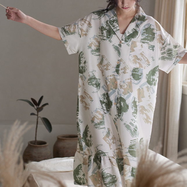 Chemise de nuit simple à manches courtes en satin de soie