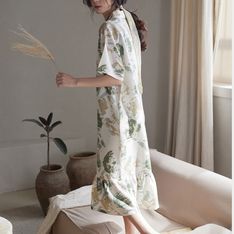 Chemise de nuit simple à manches courtes en satin de soie