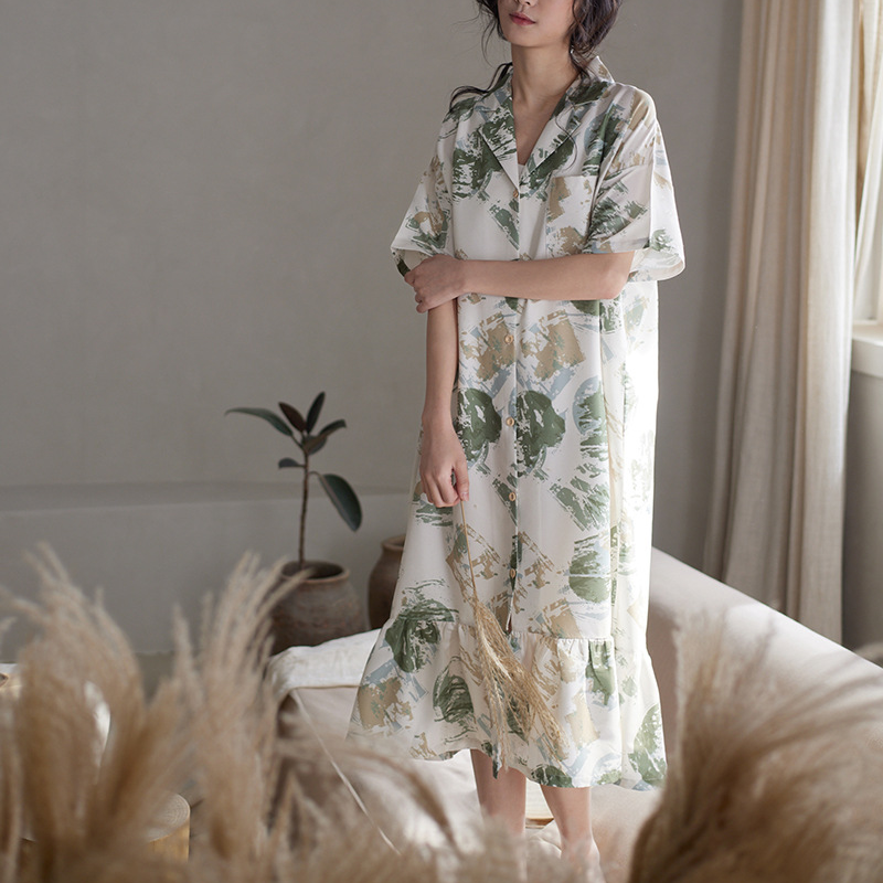 Chemise de nuit simple à manches courtes en satin de soie